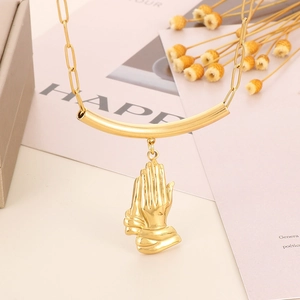 Collier en acier titane doré avec pendentif mains en prière sur chaîne trombone chic