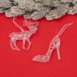 Décorations de Noël en acrylique transparent avec renne et talon haut sur fond rouge