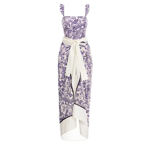 Détail d'un maillot de bain floral violet avec bretelles volantées et lien blanc