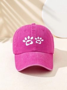Detail der rosaroten gewaschenen Baseballkappe mit weißer Katzenpfoten-Stickerei