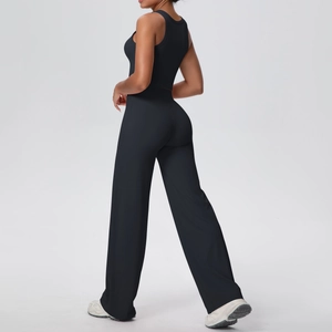 Dettaglio completo sportivo nero con pantaloni larghi a vita alta e crop top per lo yoga