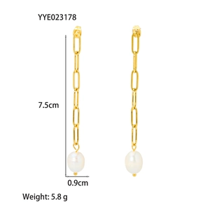 Dettaglio di orecchini con perle barocche che mostrano lunghezza 7,5cm e diametro perla