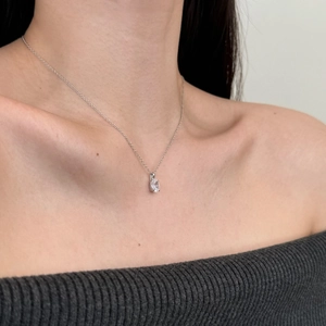 Gros plan du collier élégant en argent S925 avec pendentif en zircon ovale sur un modèle