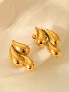 Vue détaillée de boucles d'oreilles goutte en acier doré 18 carats au design double feuille
