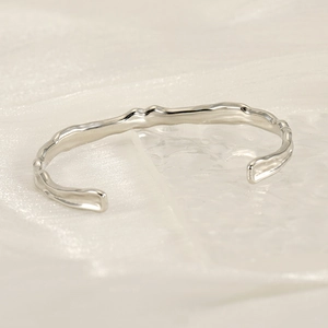Bracciale rigido minimalista in argento con trama martellata in acciaio inossidabile