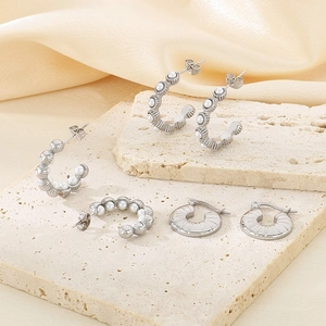 Boucles d'oreilles chic en acier inoxydable doré 18K avec perles en C et texture métal