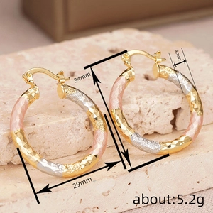 Driekleurige geometrische oorringen met diamantgeslepen afwerking voor dames, 34mm