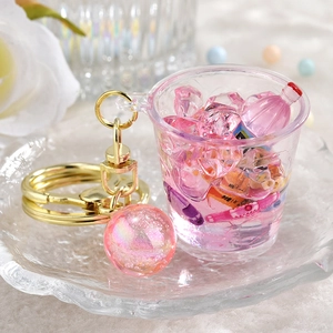 Makroaufnahme von kreativem rosa DIY Boba Schlüsselanhänger mit goldenem Ring
