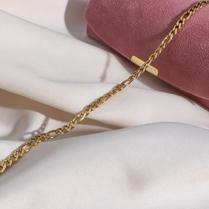 Collana a catena Figaro dorata su tessuto di seta bianca con portagioie in velluto