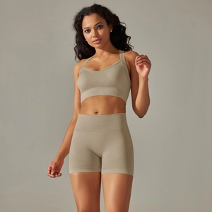 Détail de l'ensemble de yoga taupe sans couture avec brassière et short taille haute