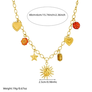 Vue détaillée du collier doré avec pendentifs soleil et cœur et dimensions indiquées