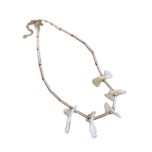 Collana francese in argento con pendenti in madreperla irregolari su catena a sfere