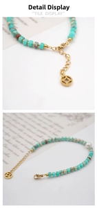 Vue détaillée du bracelet en perles de pierre avec cylindres turquoise et pendentif doré