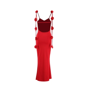Détail du dos d'une robe de soirée rouge dos nu avec des décorations de roses 3D