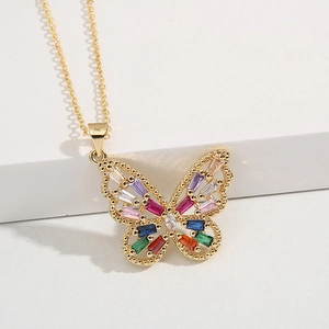 Collier élégant pendentif papillon doré serti de cristaux de zircone colorés