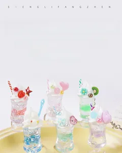 Détail de pendentifs coupe de glace à la crème en résine colorée avec tranches de kiwi