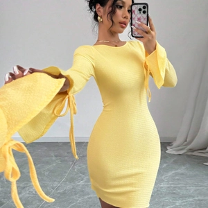 Robe mini jaune moulante avec manches cloche et détails de laçage aux poignets