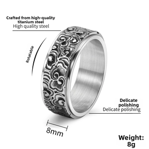 Gros plan d'une bague rotative en acier inoxydable de 8mm avec relief de nuages vintage