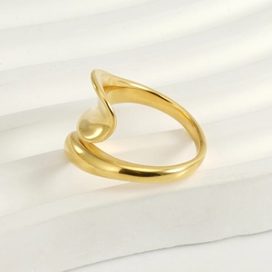 Polished 18k gold wavy ring for women with minimalist stainless steel wave design