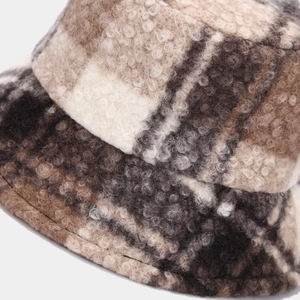 Dettaglio del cappello a secchiello in lana teddy a quadri con calda consistenza morbida