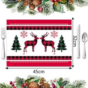 Detalle del mantel individual de Navidad con alces, dimensiones 45x32cm y pino