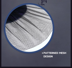 Détail de maille noire à motifs sur tissu violet pour un chapeau de sorcière gothique
