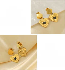Dettaglio di orecchini in acciaio inossidabile placcati oro 18K con pendenti a cuore