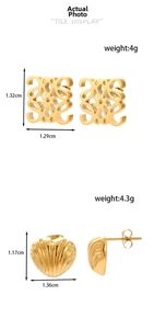 Vue détaillée de boucles d'oreilles dorées avec logo Anagram et motifs de cœur