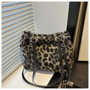 Detailansicht der Leoparden-Plüschtasche mit schwarzem PU-Gurt und Silberkette