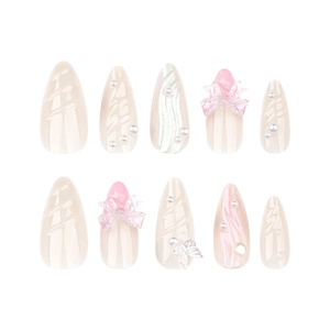 Kit de faux ongles rose et beige avec perles 3D, nœuds et papillons sur fond blanc pur