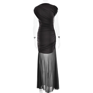 Détail de robe de soirée noire froncée avec empiècement en mesh et ourlet à volants