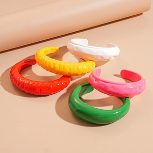 Set di cinque bracciali aperti in acrilico colorato con texture ondulate in toni vivaci