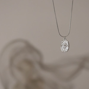 Collier tulipe argenté minimaliste avec pendentif irrégulier et chaîne de style serpent