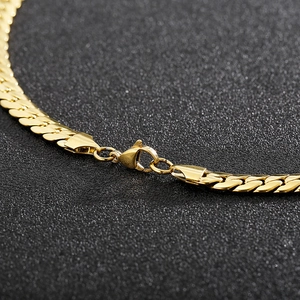 Detailaufnahme der goldenen Edelstahl Panzerkette mit robustem Karabinerverschluss für Herren