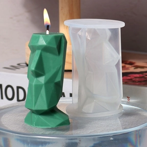 Detail van de Moai siliconen mal en afgewerkte groene kaars met geometrische facetten