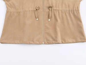 Détails de la taille ajustable avec cordon et fermeture éclair sur veste couleur kaki
