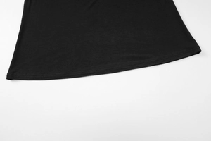 Détail de l'ourlet à double surpiqûre sur un tissu en coton mélangé noir doux de la robe