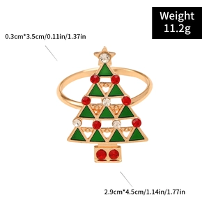 Gros plan du rond de serviette sapin de Noël doré avec strass rouges et verts
