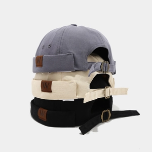 Drei minimalistische Miki-Hüte aus Canvas in Grau, Beige und Schwarz mit W-Lederpatch