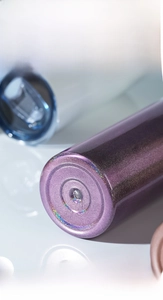 Vue macro de la base du gobelet 20oz en acier inoxydable avec revêtement violet pailleté