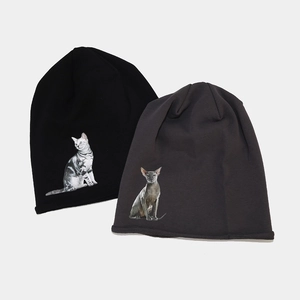 Vue détaillée de bonnets en maille avec imprimés de chats réalistes et texture côtelée