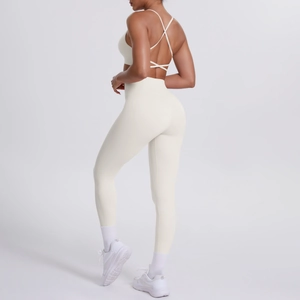 Détail d'un ensemble de yoga crème avec brassière dos croisé et legging à taille haute