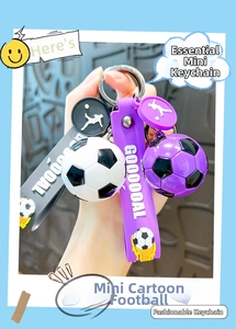 Détail de porte-clés football avec bracelets en caoutchouc GOOOOAL et breloques ballons