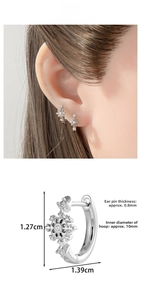 Détail de boucles d'oreilles créoles flocon en argent s925 avec zircon sur modèle
