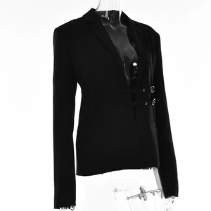 Detail eines schwarzen taillierten Blazers mit dekorativen Taillengurten und Schnallen