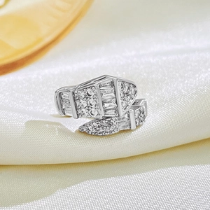 Anello a serpente in argento con zirconi cubici incastonati su sfondo di seta