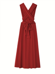 Detalle de vestido largo rojo multiposición con espalda cruzada y bajo con caída fluida
