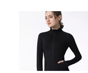 Détails de la veste de sport ajustée avec col montant et passants pour les pouces