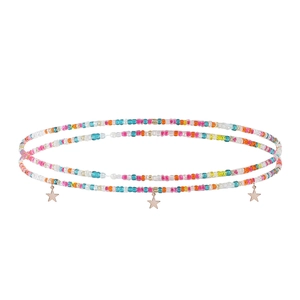 Détail d'une chaîne de taille en perles colorées avec pendentifs étoiles en métal doré
