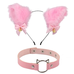 Détail du serre-tête oreilles de chat rose et tour de cou avec clochettes et boucle